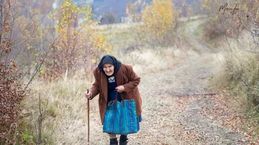 Această bătrânică are 80 de ani și merge, PE JOS, o zi întreagă ca să-și cumpere O PÂINE! Dacă VEZI ce PENSIE are, te-apucă imediat PLÂNSUL!