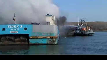 Incendiu puternic pe Dunăre, la o barjă cu bauxită. ISU Brăila: ”Se face monitorizarea echipajului și a celor care intervin”