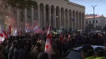 ZECI DE MII de oameni în stradă: Parlamentul, închis cu lacătul de protestatari (VIDEO)