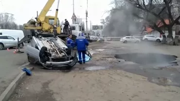 Scene de coșmar în Rusia! S-au brăbușit cu mașina într-o groapă plină cu apă clocotită (VIDEO)