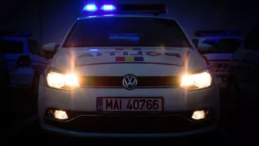 IMAGINI INCREDIBILE cu o intervenție a Poliției și Jandarmeriei în Făgăraș: Cum a reușit o mașină să spargă barajul improvizat de oamenii legii (VIDEO)