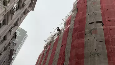 Schelă desprinsă de pe un bloc din centrul Capitalei: Bucățile de metal au căzut peste 2 autoturisme (FOTO)