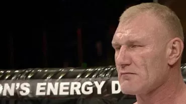 Imagini horror din ring: Tolea Ciumac și-a rupt un deget, dar a refuzat să abandoneze în ciuda rugăminților soției. SMURD-ul a trebuit să intervină (GALERIE FOTO)