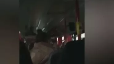 Bătaie într-un autobuz școlar, în Bacău: Un elev a lovit o fată. Părinții ei s-au răzbunat (VIDEO)