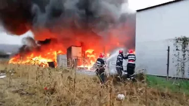 INCENDIU DE PROPORȚII la un depozit de cauciucuri din Drăgăşani. Autorităţile au trimis mesaj RO-Alert (VIDEO)