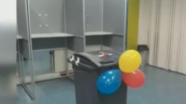 Tomberoane decorate cu baloane în culorile tricolorului, în loc de urne, la o secție de votare din Olanda (VIDEO)
