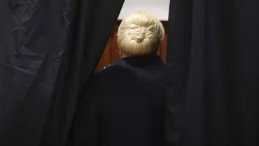Viorica Dăncilă, apariție ȘOC! Cum S-A ÎMBRĂCAT liderul PSD la vot! A RENUNȚAT la ACCESORIUL NOROCOS... (GALERIE FOTO & VIDEO)