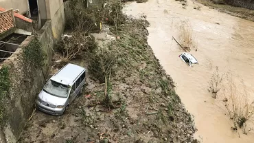 Mai mulţi morţi şi răniţi în urma unor inundaţii masive ce au afectat o zonă luxoasă. Un bărbat a rămas blocat sub trunchiul unui copac