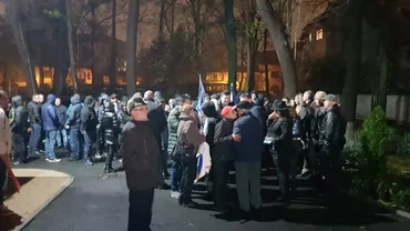 Zeci de susținători ai Vioricăi Dăncilă au venit la sediul PSD: „Suntem tineri, nu ne-a chemat nimeni!” (VIDEO)
