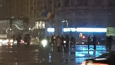 Zeci de oameni în Piața Victoriei, pe o ploaie torențială, după succesul lui Klaus Iohannis la alegerile prezidențiale (GALERIE FOTO)