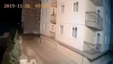 Imagini terifiante din timpul cutremurului din Albania: Un bloc este zguduit din temelii (VIDEO)