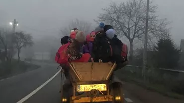România secolului XXI: Copii duși cu CĂRUȚA la școală, într-o localitate din județul Bacău. Ce spun autoritățile
