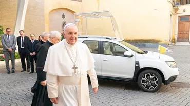 Papa Francisc a primit un papamobil Duster 4×4. Vehiculul a  fost special proiectat pentru Suveranul Pontif (FOTO)