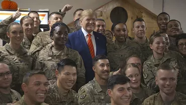 Președintele SUA, la prima vizită în Afganistan de la învestitură. După un zbor ținut secret, Trump a mâncat curcan cu militarii și a dat semne că cel mai lung război american este pe cale să înceteze