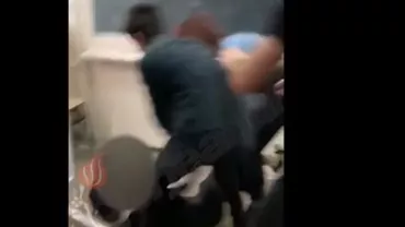 Un nou caz de violență în școlile din România: Două eleve de liceu s-au luat la bătaie în sala de curs pentru un băiat (VIDEO)