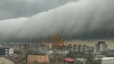 Nor enorm pe cerul Capitalei. „Morning glory” este considerat drept unul dintre cele mai rare fenomene meteo din lume (VIDEO)