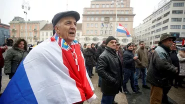 VÂRSTA DE PENSIONARE, SCHIMBATĂ OFICIAL: Revoltă fără precedent, toți pensionarii sunt în stradă... PICĂ Guvernul?