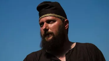 SINUCIDERE RITUALICĂ: Președintele Asociației ”Valea Dacilor” s-a SPÂNZURAT de Ziua Națională, cu un tricolor...