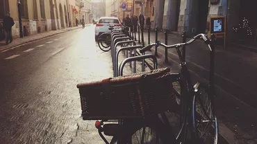 Nou proiect de lege adoptat în Senat: Clădirile publice, dotate cu structuri metalice care să permită parcarea concomitentă a cel puțin zece biciclete