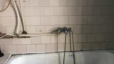 Toaletă pentru femei cu 3 vase de WC în aceeași încăpere, în Spitalul de Boli Psihice Borșa (FOTO)