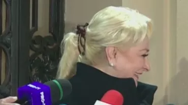 Dăncilă, toată un zâmbet când a fost întrebată despre schimbarea de look: „O să-mi mai fac și coc, dar trebuie să ne mai schimbăm, nu?” (VIDEO)