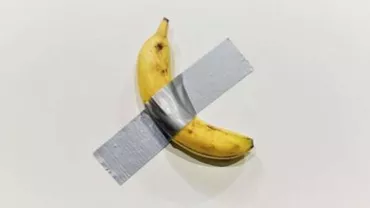 O banană lipită cu bandă adezivă pe un perete, vândută la un târg de artă cu FABULOASA SUMĂ de 120.000 de dolari