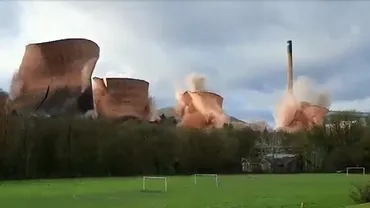 Momentul spectaculos în care patru furnale înalte de 120 de metri au fost demolate controlat (VIDEO)