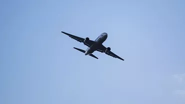 ALERTĂ pe aeroport! Un avion a aterizat de urgență, după ce un motor s-a defectat