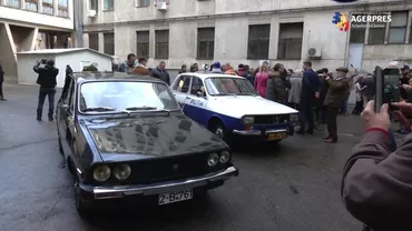 Mii de persoane au vizitat, duminică, fosta clădire a Comitetului Central. Oamenii au intrat în arestul Securității și în celebrul balcon de la etajul 1 (VIDEO)