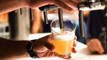 Lipsa ajutoarelor sociale a închis barurile din sat: Povestea incredibilă din județul Iași unde crâșmele au dat faliment pentru că primarul nu a mai dat bani, iar oamenii au ieșit la muncă
