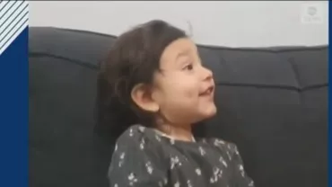Bucurie de copil: Reacția adorabilă a unei fetițe atunci când primește o banană (VIDEO)