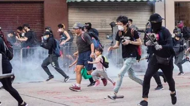 Crăciun cu SÂNGE! Gaze lacrimogene pentru dispersarea a mii de protestatari (VIDEO)