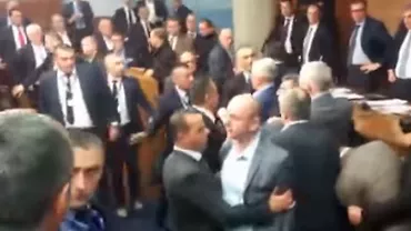 BĂTAIE în PARLAMENT, după adoptarea unei legi controversate cu privire la comunităţile religioase (VIDEO)