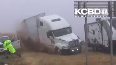 ACCIDENT SPECTACULOS în Texas: Mașini făcute praf după coliziunea cu un TIR (VIDEO)