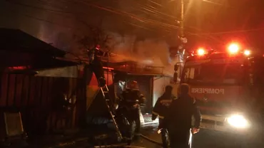 Incendiu de proporții în Capitală: 14 autospeciale de stingere intervin în str. Meiului / O femeie a fost intubată și transportată de urgență la Floreasca