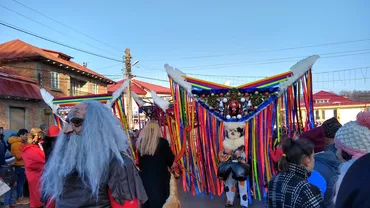 Vrancea: Parada MASCAȚILOR de la Păunești. Tradiția, veche de peste 200 de ani! Ce spune LEGENDA despre ”Uncheșii” și ”babele” care colindă comuna