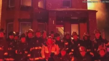 O fotografie controversată. Mai mulți pompieri din Detroit s-au pozat în fața unei case în flăcări (VIDEO)