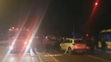 Accident rutier cu 21 de persoane în Capitală: În ciocnirea violentă au fost implicate 4 mașini, o ambulanță și un microbuz (VIDEO)