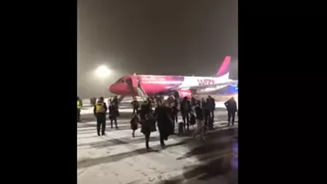 Un avion Wizz Air de pe ruta Debrecen - Paris ar fi luat foc înainte de decolare! Zeci de români erau la bord (VIDEO)