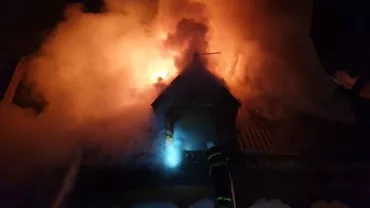 Incendiu violent la o mănăstire din Neamț. Flăcările au cuprins acoperișul lăcașului de cult, iar panica s-a instalat imediat