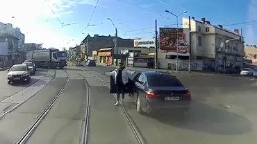 Momentul în care un tramvai dă, cu forţa, la o parte de pe şine o mașină oprită neregulamentar. Șofer: 'Bă tu ești nebun? Unde să mă dau la o parte?' (VIDEO)