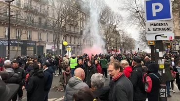 Noi proteste de amploare în Franţa împotriva planurilor lui Macron de a elimina pensiile speciale şi de a comasa cele 42 de sisteme de pensii (FOTO, VIDEO)