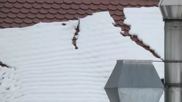 Incident grav în Predeal: Femeie, rănită de zăpada căzută de pe un bloc (VIDEO)