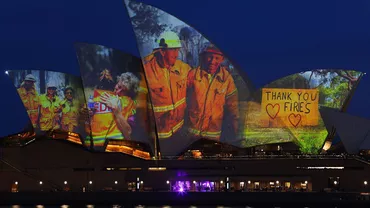Proiecţii imense pe 'pânzele' Operei din Sydney drept omagiu adus pompierilor care au luptat cu incendiile de vegetație (FOTO, VIDEO)