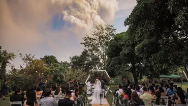 SCENE DE COȘMAR la nuntă: Vulcanul a erupt chiar în momentul în care mirii au spus DA (FOTO)