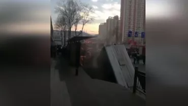 Peste 30 de victime, după ce un autobuz a fost înghițit de un crater uriaș. Accidentul, surprins de camere (VIDEO)