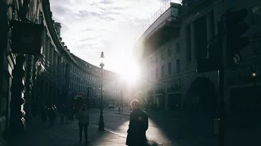 Veste bună pentru românii din Regatul Unit: Cetățenii UE fără permis de rezidență NU vor fi deportați automat