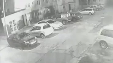 Răzbunare în stil mafiot: Mașina unei polițiste a fost incendiată chiar în parcarea din fața blocului (VIDEO)