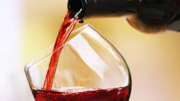 POLUARE CU LICOAREA LUI BACHUS! Circa 360.000 de litri de vin s-au scurs într-un pârâu (VIDEO)