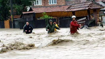 S-a DEZLĂNȚUIT natura: 21 de morţi şi 20 de dispăruţi în urma ploilor torenţiale